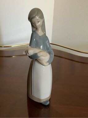 Beautiful Vintage LLardo Figurine
